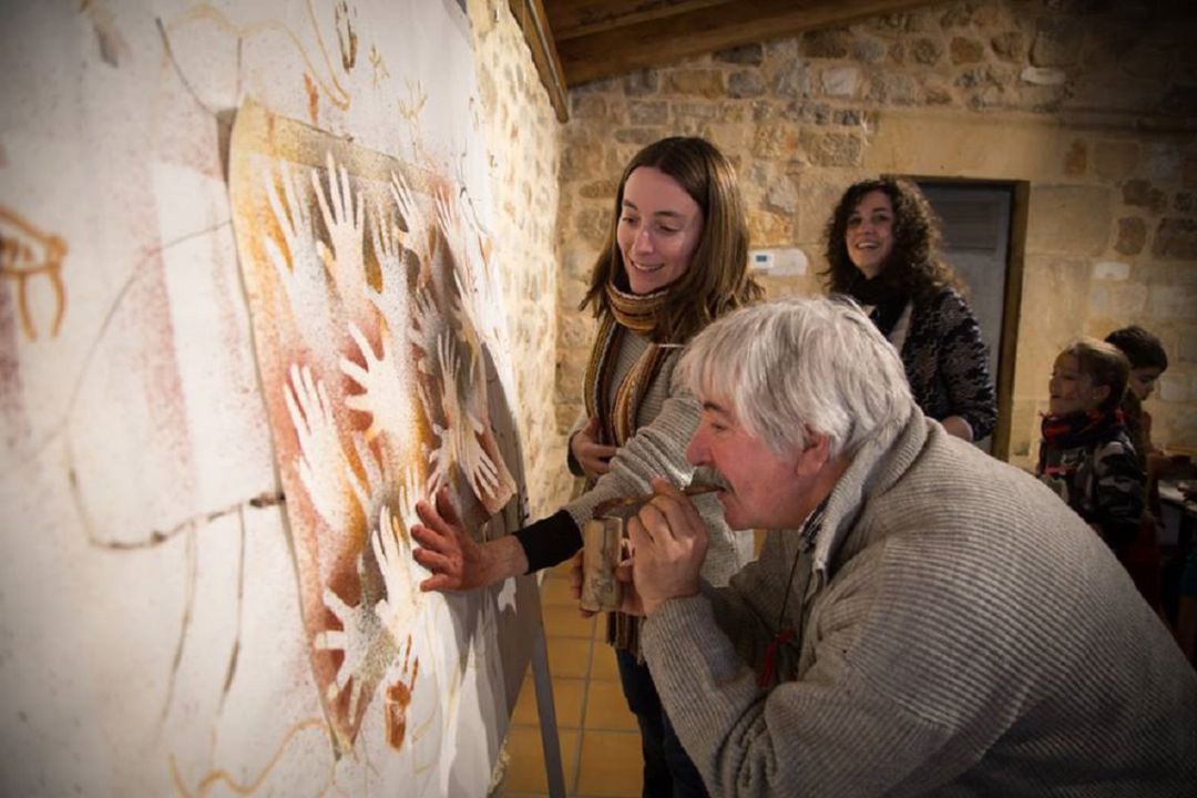 El pintor Ludovico Rodríguez mostrando como realiza sus obras gráficas. El pintor Ludovico Rodríguez mostrando como realiza sus obras gráficas.