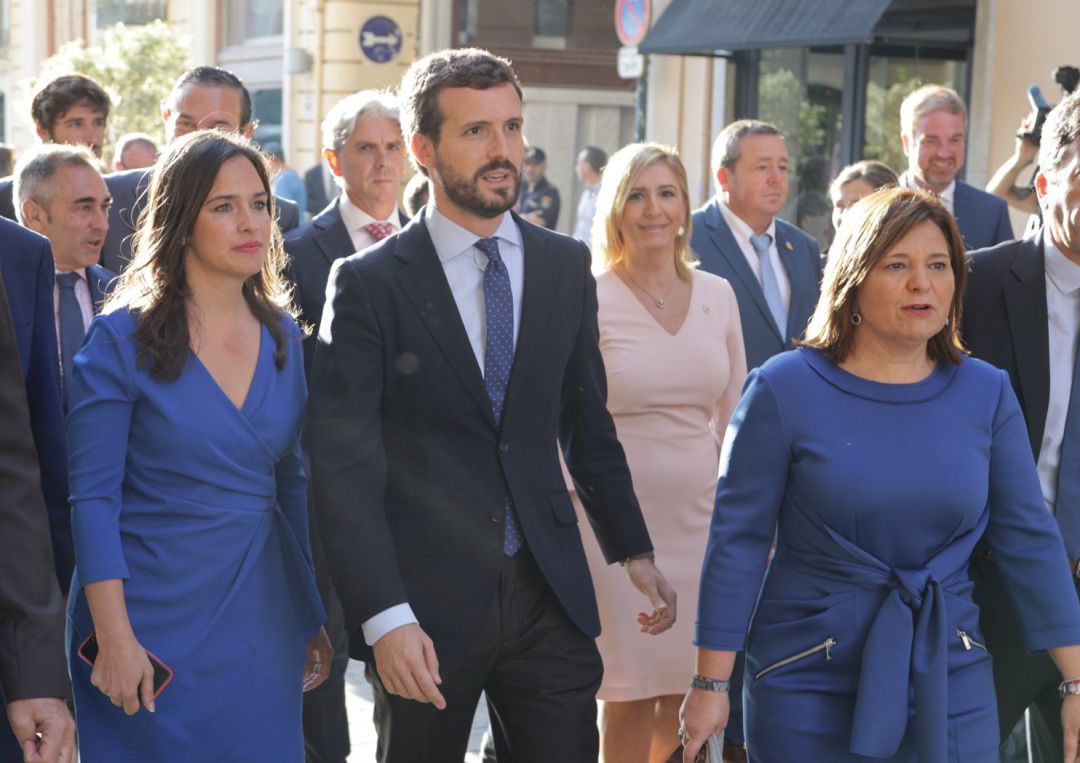 La viceportavoz del PP en el Congreso, Belén Hoyo; el presidente del PP, Pablo Casado y la presidenta del Partido Popular de la Comunitat Valenciana a su llegada al acto Institucional de Entrega de Altas Distinciones de la Generalitat La viceportavoz del PP en el Congreso, Belén Hoyo; el presidente del PP, Pablo Casado y la presidenta del Partido Popular de la Comunitat Valenciana a su llegada al acto Institucional de Entrega de Altas Distinciones de la Generalitat