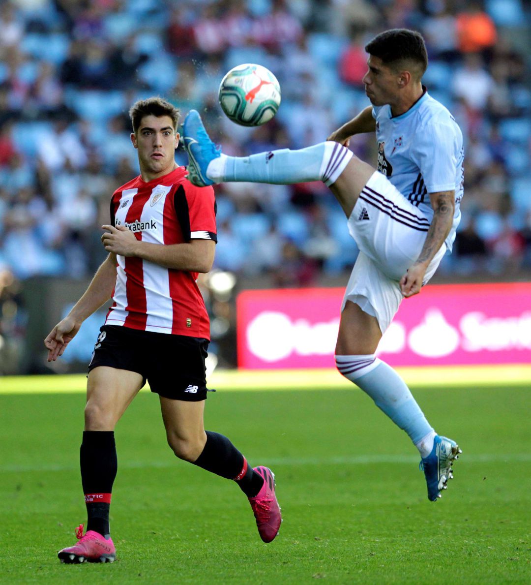 Lucas Olaza controla un balón durante el partido ante el Athletic Lucas Olaza controla un balón durante el partido ante el Athletic