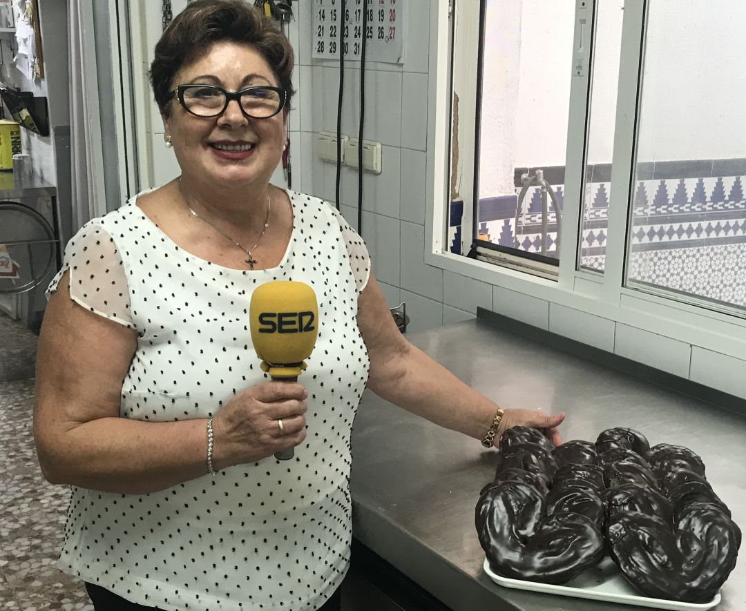 Pilar Mestanza, una de las propietarias de la Pastelería Pilar en Valdepeñas (Ciudad Real) Pilar Mestanza, una de las propietarias de la Pastelería Pilar en Valdepeñas (Ciudad Real)