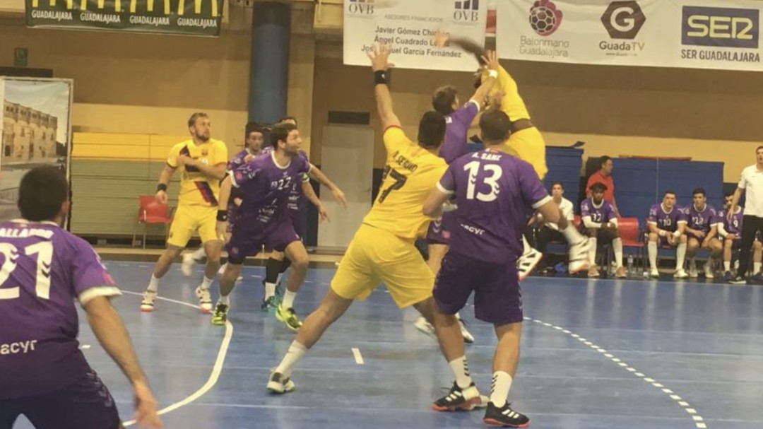 Buena imagen del Quabit BM ante un intenso FC Barcelona (26-39)