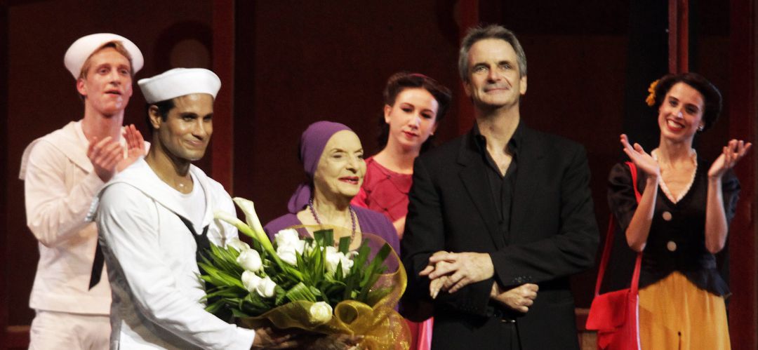 Alicia Alonso ha recibido numerosos homenajes por su brillante trayectoria artística. Alicia Alonso ha recibido numerosos homenajes por su brillante trayectoria artística.