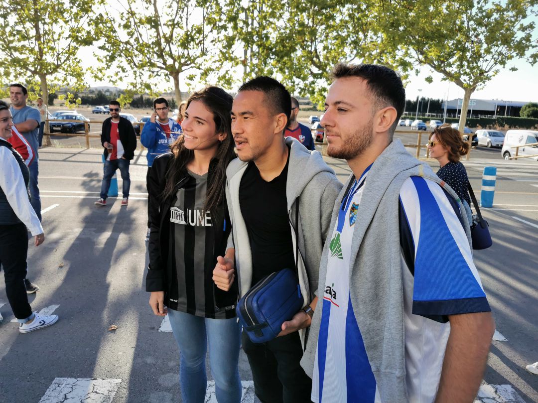 Okazaki, junto a aficionados del Málaga en Huesca Okazaki, junto a aficionados del Málaga en Huesca
