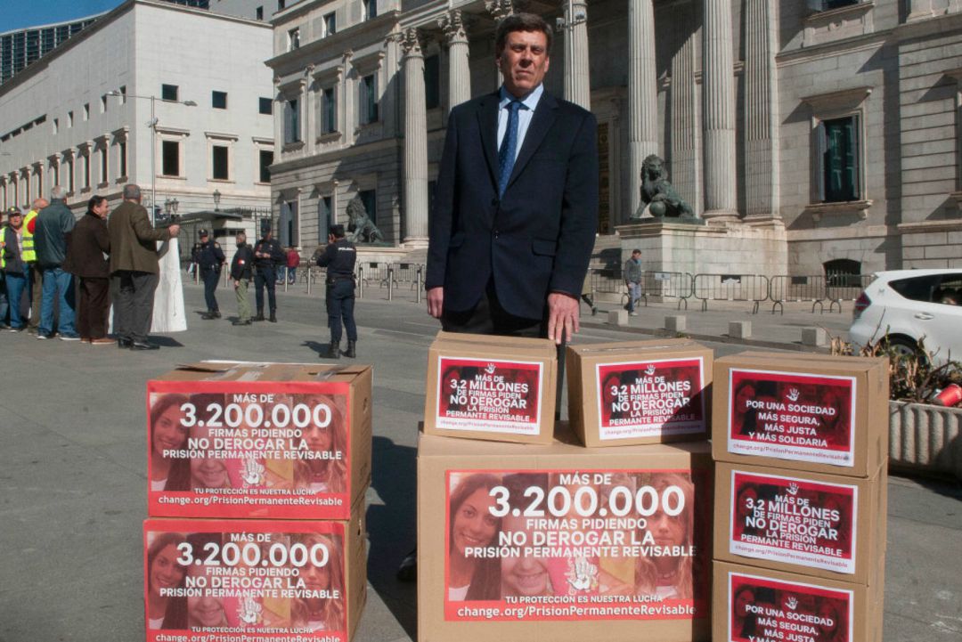 El padre de Diana Quer, frente al Congreso, en una imagen de archivo. El padre de Diana Quer, frente al Congreso, en una imagen de archivo.