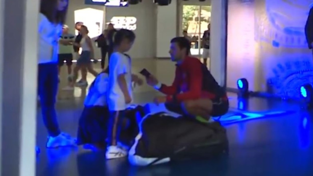 La paciencia de Djokovic con la niña que se negaba a acompañarle