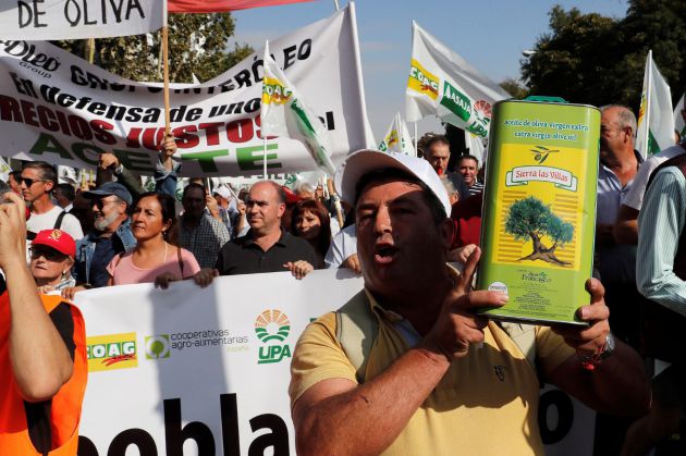 Miles de olivareros españoles, apoyados por organizaciones agrarias y cooperativas, protestan por los bajos precios en origen del aceite Miles de olivareros españoles, apoyados por organizaciones agrarias y cooperativas, protestan por los bajos precios en origen del aceite