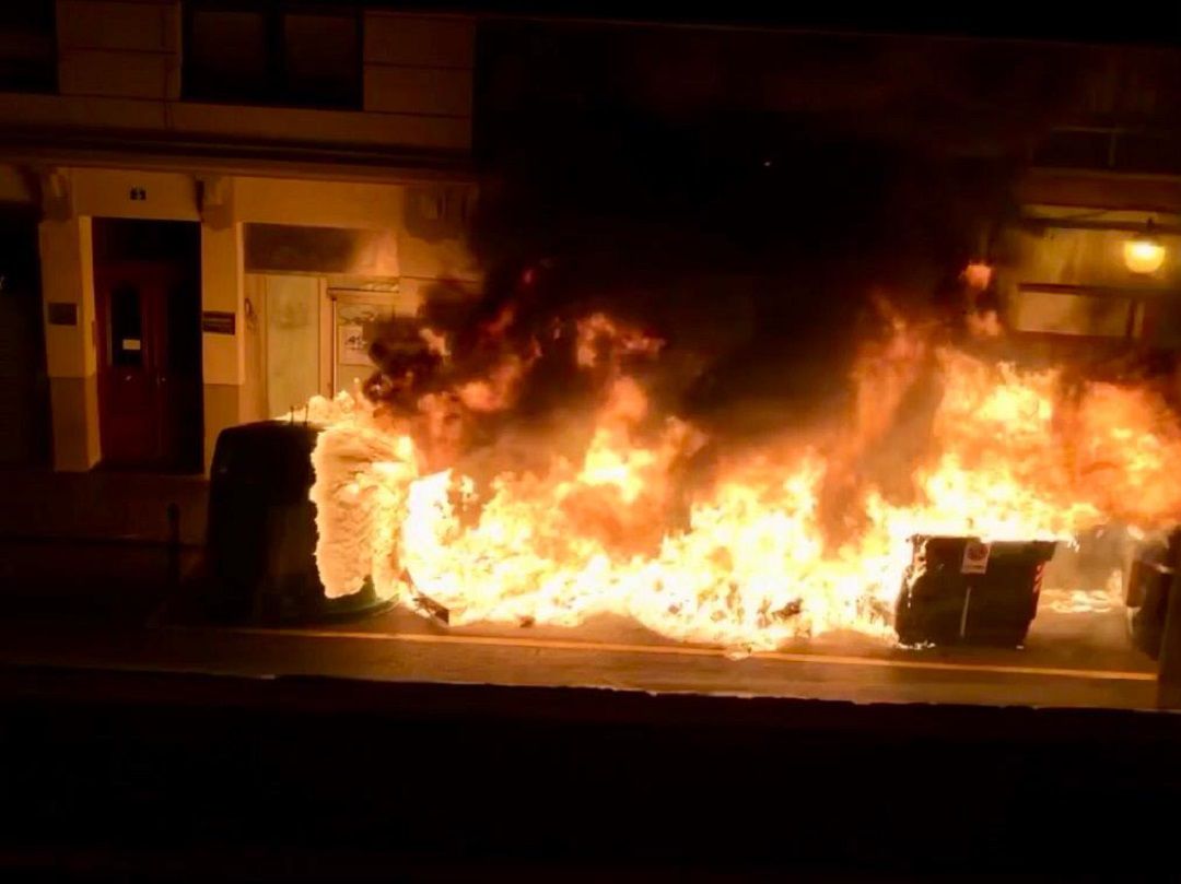 Cinco contenedores calcinados y otros tantos coches afectados por un incendio en Bilbao Cinco contenedores calcinados y otros tantos coches afectados por un incendio en Bilbao