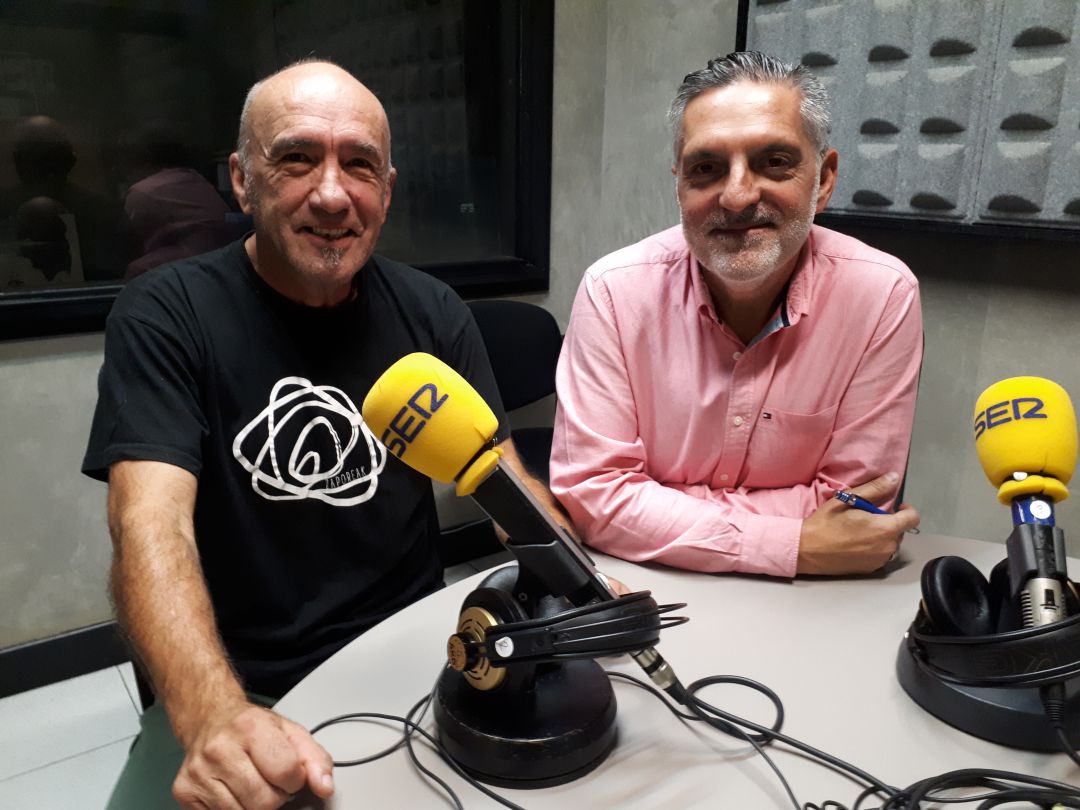 Efrén Flores, a la izquierda, ya ha estado tres veces preparando comida para las personas refugiadas en Grecia Efrén Flores, a la izquierda, ya ha estado tres veces preparando comida para las personas refugiadas en Grecia