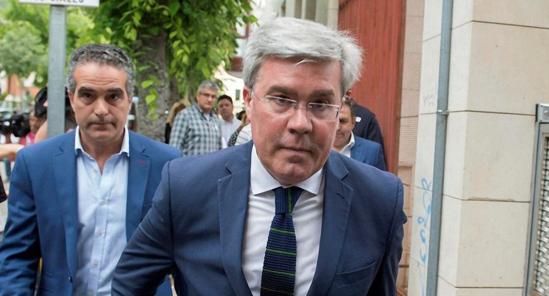 José Enrique Fernández de Moya a la entrada al Juzgado en Jaén. José Enrique Fernández de Moya a la entrada al Juzgado en Jaén.