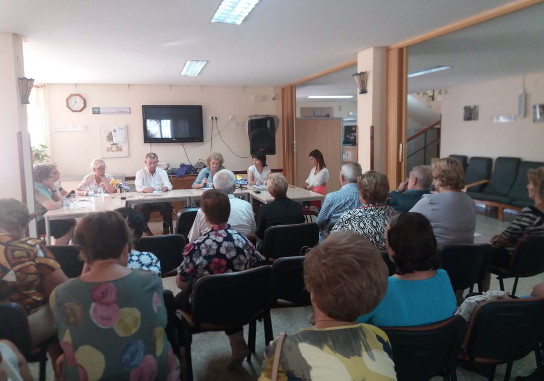 Tertulia radiofónica para celebrar el día de las personas mayores