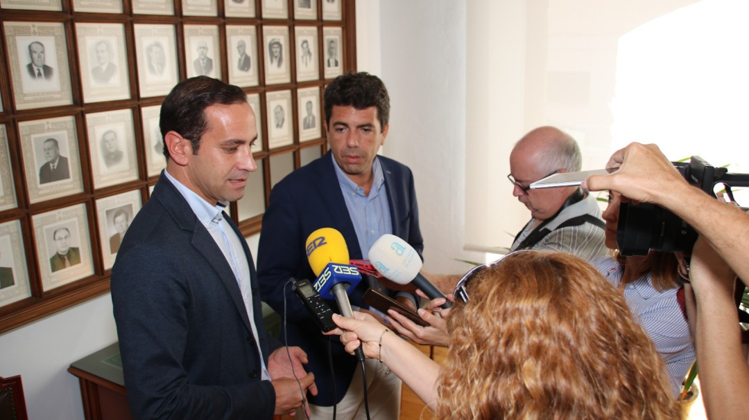 Mazón se compromete en hacer realidad la remodelación de Les Escoles Velles