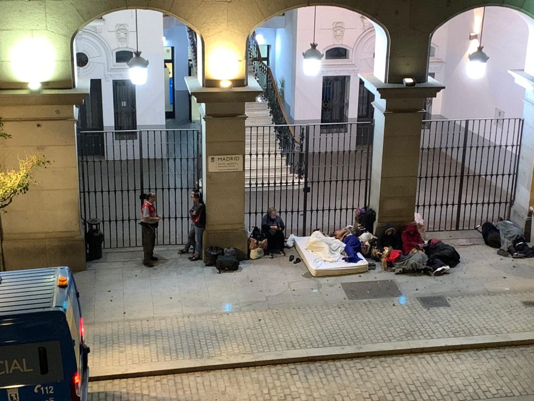 Dos adultos y tres menores han vuelto a pasar la noche a las puertas del Samur Social Dos adultos y tres menores han vuelto a pasar la noche a las puertas del Samur Social