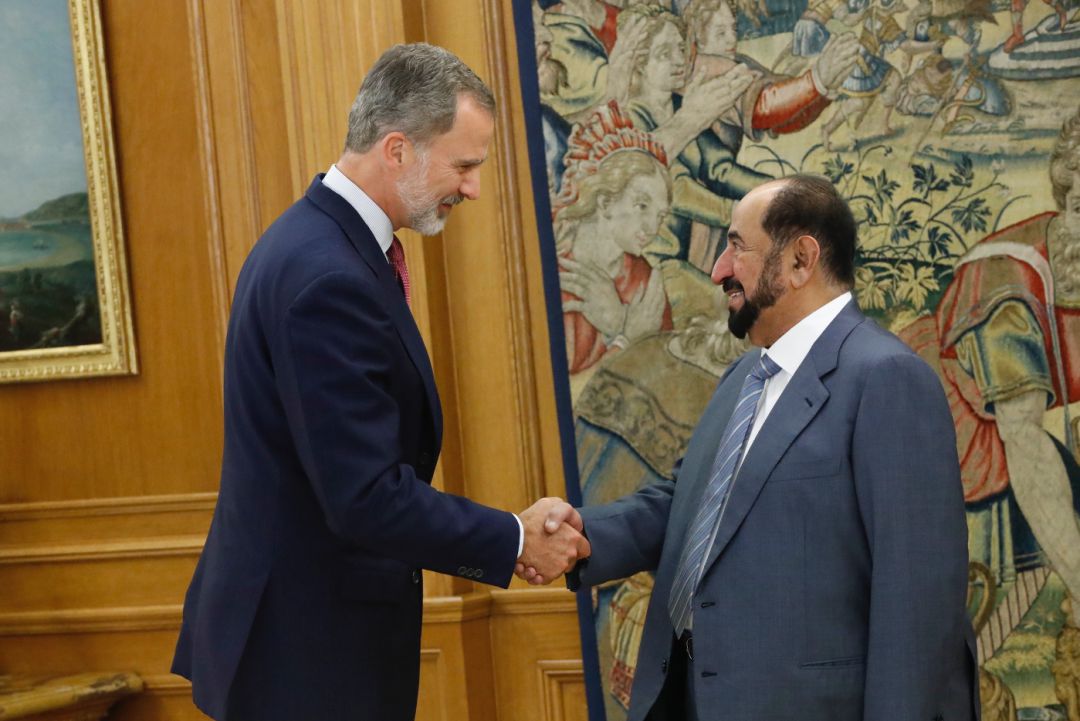 El Rey recibe el saludo de Su Alteza el Jeque Sultán Bin Muhammad Al Qasimi, miembro del Consejo Supremo de Emiratos Árabes Unidos y Emir del Sharjah El Rey recibe el saludo de Su Alteza el Jeque Sultán Bin Muhammad Al Qasimi, miembro del Consejo Supremo de Emiratos Árabes Unidos y Emir del Sharjah