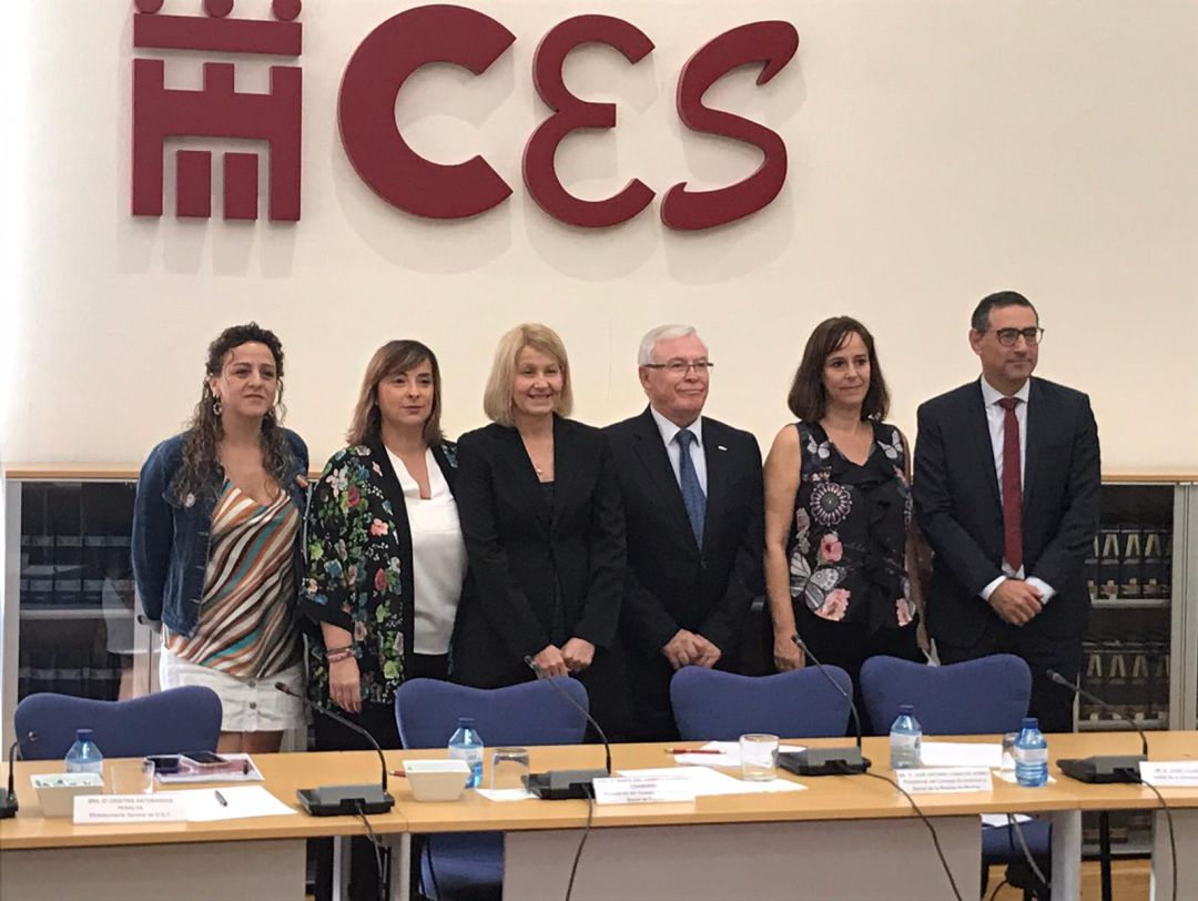 Las mujeres cobran casi un 25 % menos al año que los hombres en la Región, según el CES Las mujeres cobran casi un 25 % menos al año que los hombres en la Región, según el CES
