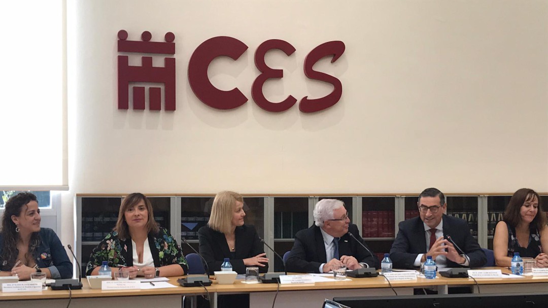 Las mujeres cobran casi un 25 % menos al año que los hombres en la Región, según el CES