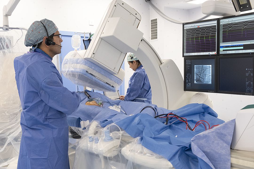 El Doctor Díaz Infante y la Doctora Cózar León durante la intervención este pasado mes de septiembre en el Hospital Vithas Sevilla El Doctor Díaz Infante y la Doctora Cózar León durante la intervención este pasado mes de septiembre en el Hospital Vithas Sevilla