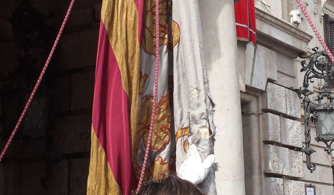 Cada 9 d'Octubre, desde los años 30 la Senyera que procesiona es una réplica de la original, datada del siglo XVI Cada 9 d'Octubre, desde los años 30 la Senyera que procesiona es una réplica de la original, datada del siglo XVI
