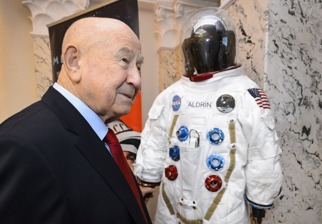 El astronauta ruso Alexei Leonov, el primero en dar un paseo espacial, junto al traje del también astronauta Buzz Aldrin, en noviembre de 2015, en Ginebra. El astronauta ruso Alexei Leonov, el primero en dar un paseo espacial, junto al traje del también astronauta Buzz Aldrin, en noviembre de 2015, en Ginebra.