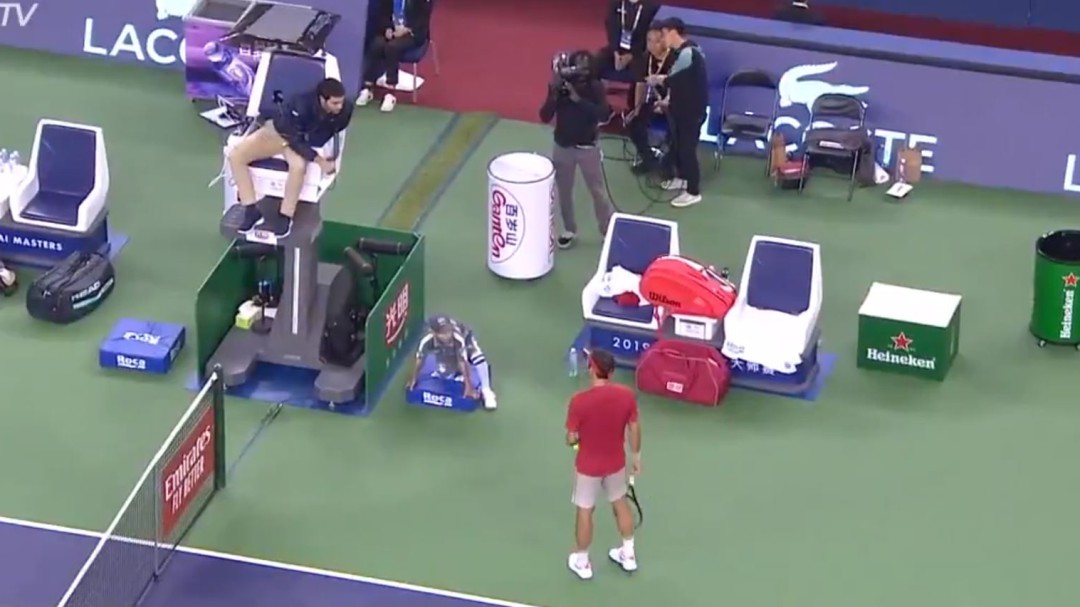 Bronca de Roger Federer con un árbitro por la sanción que le impuso