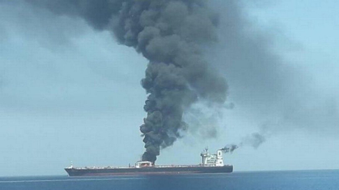 Varias explosiones provocan un incendio en un petrolero iraní en aguas del mar Rojo