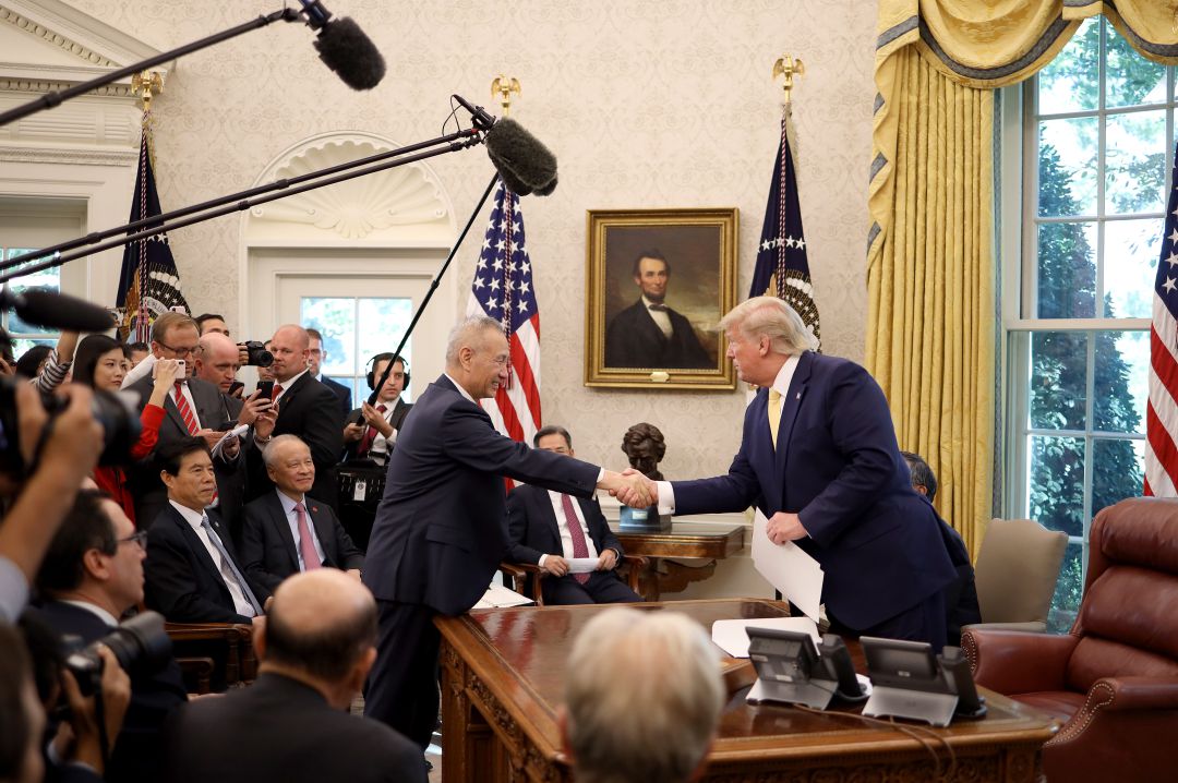 Donald Trump y Liu He durante su reunión hoy. Donald Trump y Liu He durante su reunión hoy.