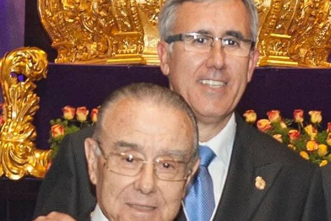Pedro Ferrández García, con su padre, el ex hermano mayor Pedro Ferrández Flores. Pedro Ferrández García, con su padre, el ex hermano mayor Pedro Ferrández Flores.