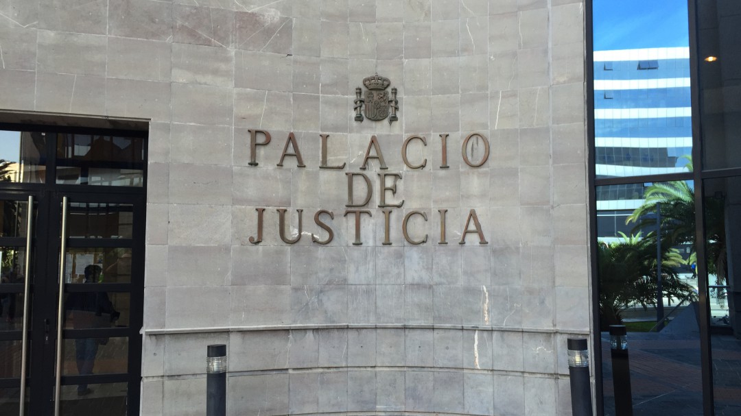 La Fiscalía pide la prisión permanente revisable para una madre y su pareja por matar a golpes a un bebé de cinco meses