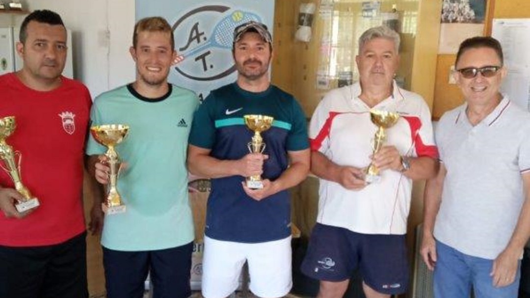 El Amigos del Tenis de Elda veteranos mantiene la categoría
