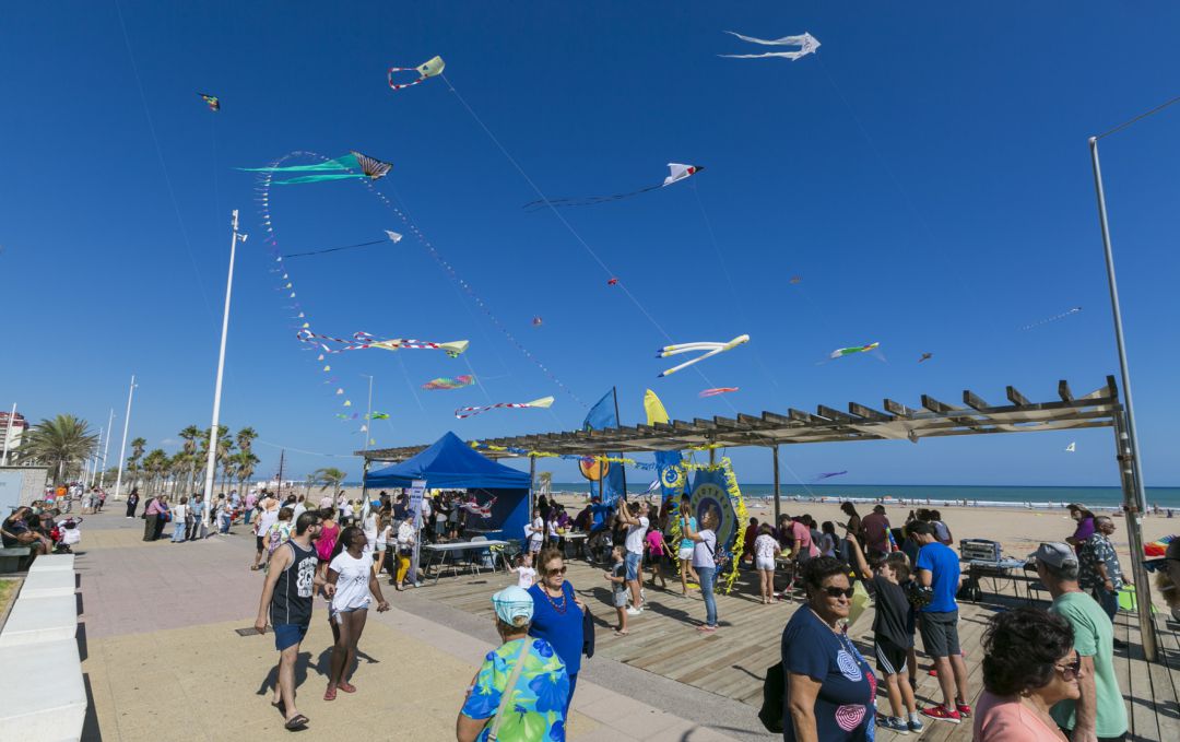 Volada de cometas en la playa de Gandia. Volada de cometas en la playa de Gandia.