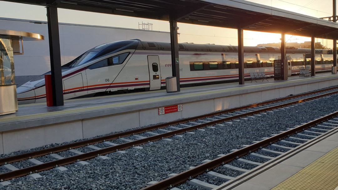 Renfe adelanta las pruebas con los Avant: el primero ha dormido ya en Granada
