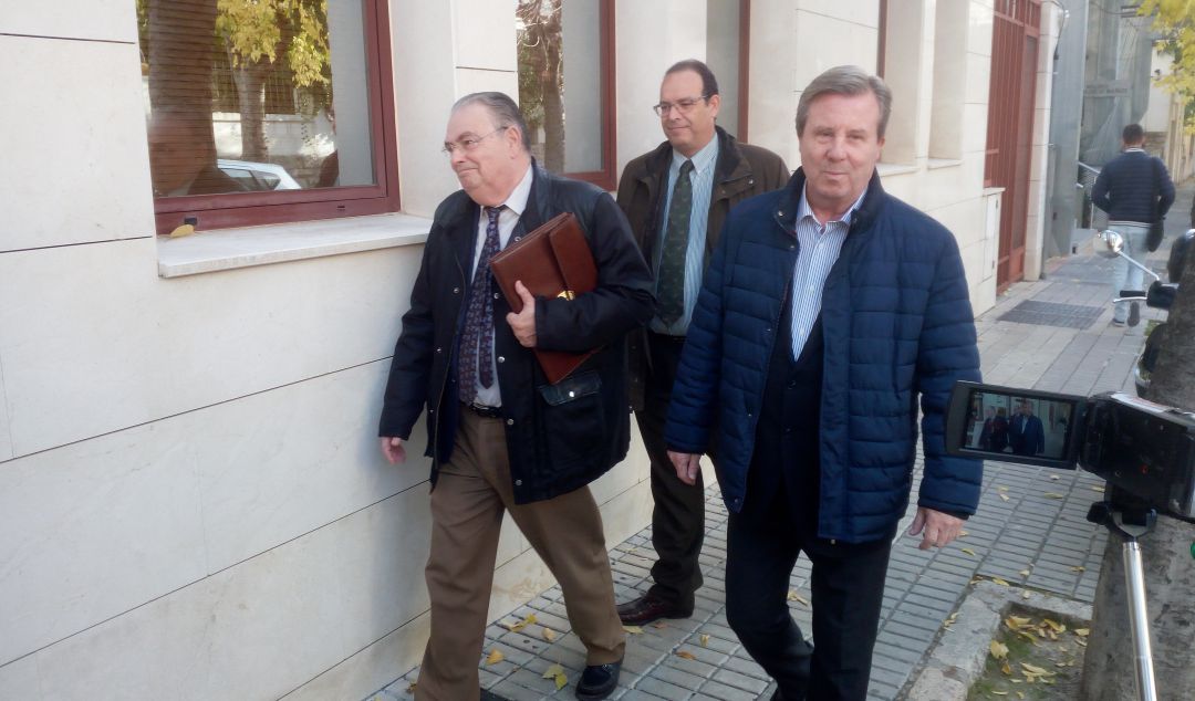Miguel Ángel García Anguita (primero por la derecha) saliendo de los juzgados el día de su declaración. Miguel Ángel García Anguita (primero por la derecha) saliendo de los juzgados el día de su declaración.