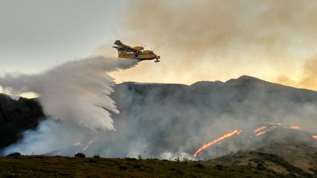 Abiertos dos frentes contra en fuego en la provincia