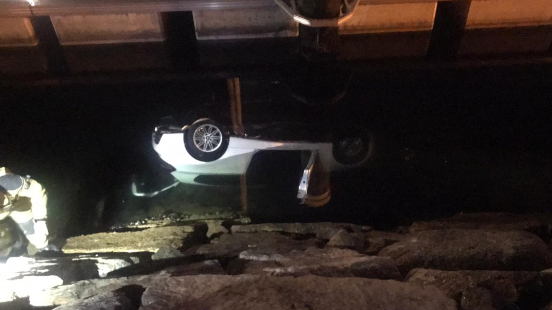 Rescata en moto de agua a una mujer que cayó al mar con su coche
