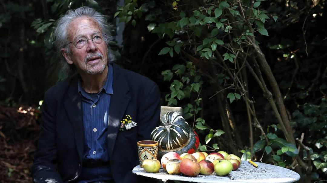 El escritor Peter Handke, en el jardín de su casa de Chaville, a las afueras de París, tras recibir el anuncio del Nobel. El escritor Peter Handke, en el jardín de su casa de Chaville, a las afueras de París, tras recibir el anuncio del Nobel.