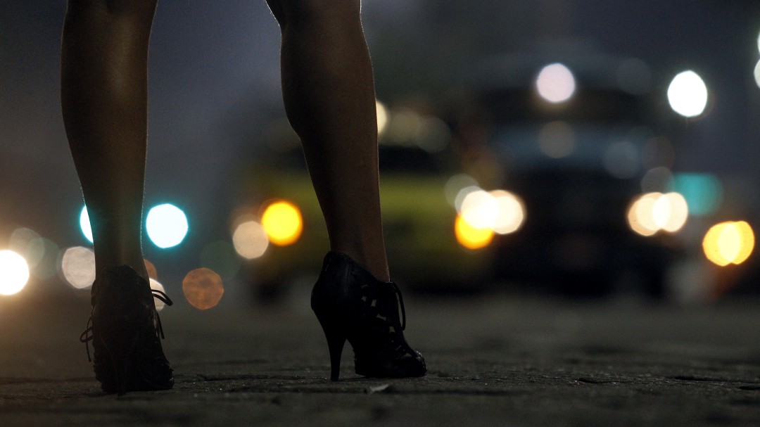 Más de cinco años de cárcel por engañar a una mujer para prostituirla