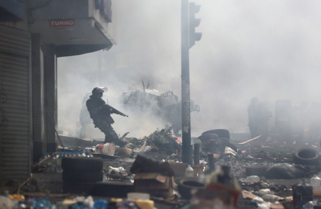 Miembros de las Fuerzas Armadas Ecuatorianas en las calles de Quito durante las protestas contra el presidente Lenín Moreno por su plan de austeridad. Miembros de las Fuerzas Armadas Ecuatorianas en las calles de Quito durante las protestas contra el presidente Lenín Moreno por su plan de austeridad.