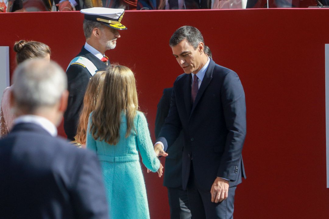 El presidente del Gobierno en funciones, Pedro Sánchez, saluda a la princesa Leonor y a la infanta Sofía durante el desfile del Día de la Fiesta Nacional, en Madrid (España) a 12 de octubre de 2019. El presidente del Gobierno en funciones, Pedro Sánchez, saluda a la princesa Leonor y a la infanta Sofía durante el desfile del Día de la Fiesta Nacional, en Madrid (España) a 12 de octubre de 2019.