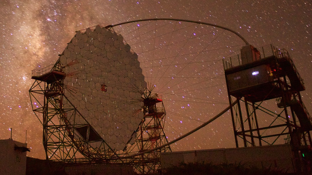 El sello de la UJA en el nuevo gran telescopio ubicado en la isla de La Palma