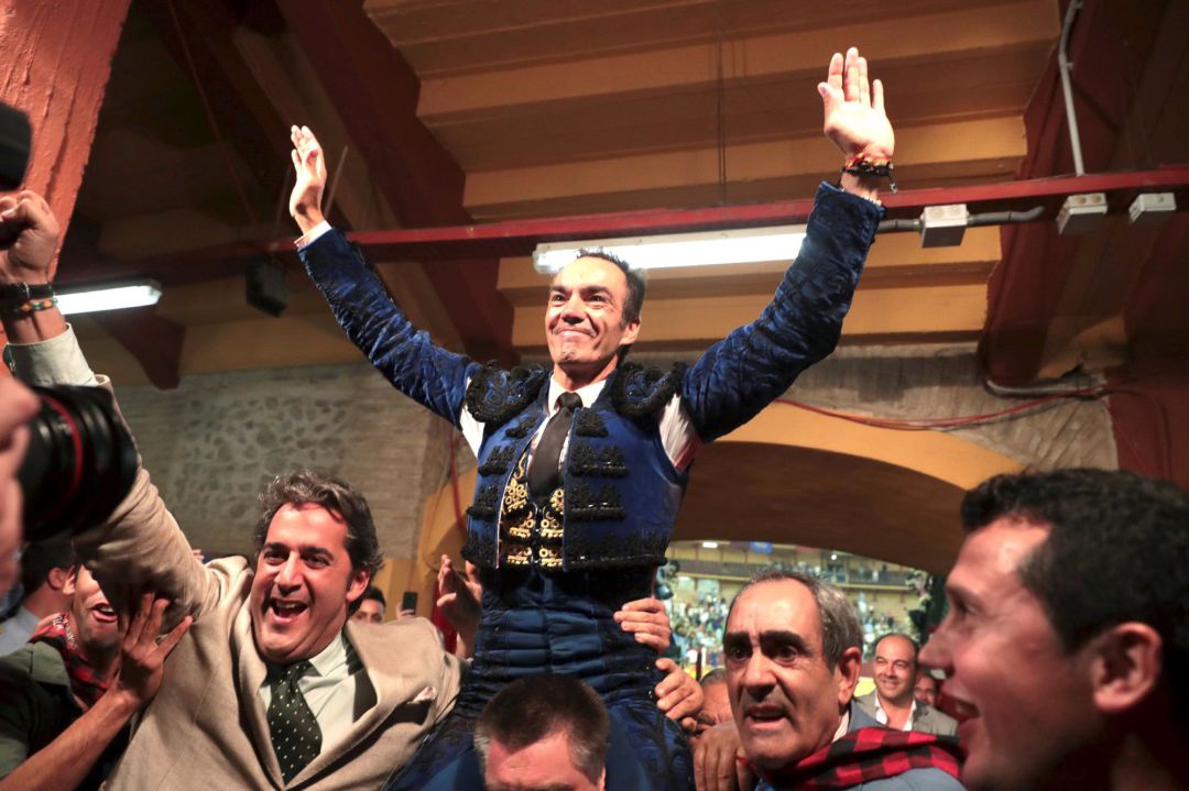 El diestro Manuel Jesús Cid Salas "El Cid" sale a hombros por la puerta grande tras cortar dos orejas en la faena a su segundo toro, "Derribado", de García Jiménez, con el que se ha despedido de los ruedos en la corrida celebrada hoy en el coso de La Misericordia con motivo de la Feria del Pilar de Zaragoza y en la que ha compartido cartel con David Fandila "El Fandi" y Alberto López Simón El diestro Manuel Jesús Cid Salas "El Cid" sale a hombros por la puerta grande tras cortar dos orejas en la faena a su segundo toro, "Derribado", de García Jiménez, con el que se ha despedido de los ruedos en la corrida celebrada hoy en el coso de La Misericordia con motivo de la Feria del Pilar de Zaragoza y en la que ha compartido cartel con David Fandila "El Fandi" y Alberto López Simón