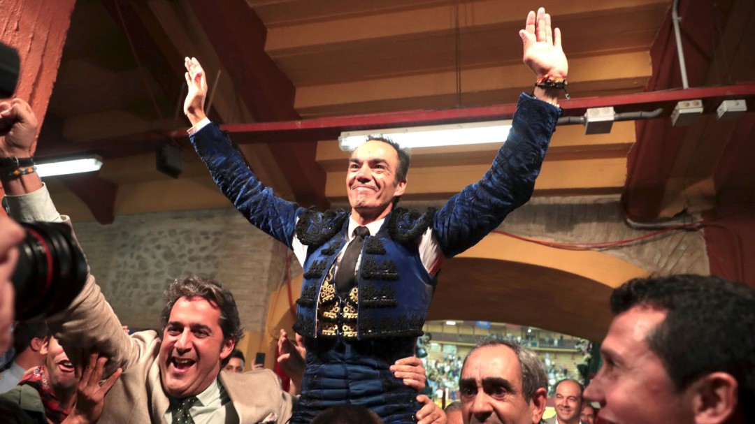 El Cid, a hombros en Zaragoza en su despedida de los ruedos españoles