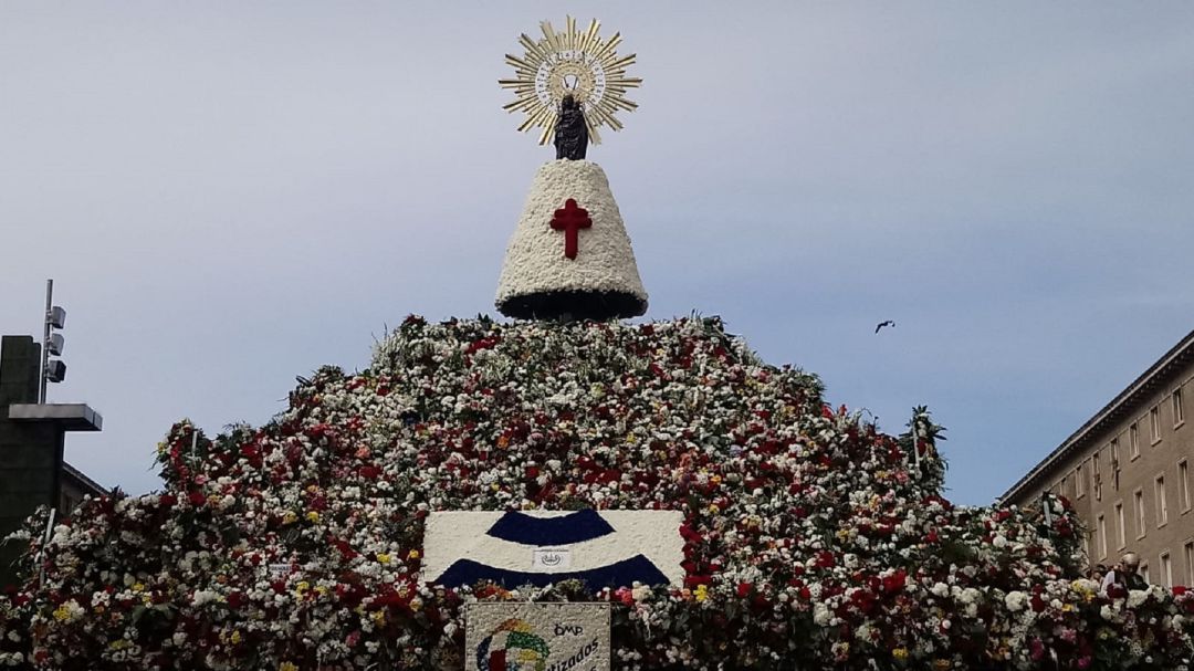 El manto de la Virgen crece a sus pies El manto de la Virgen crece a sus pies