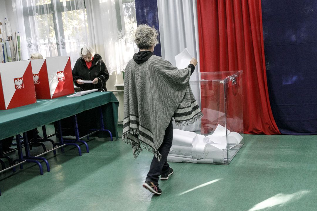 Una mujer deposita su voto en la urna Una mujer deposita su voto en la urna