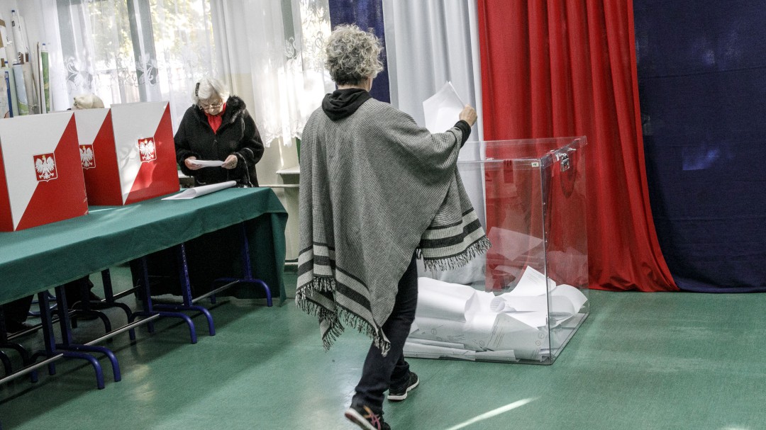 El nacionalismo ultraconservador revalida su mayoría absoluta en Polonia, según los sondeos