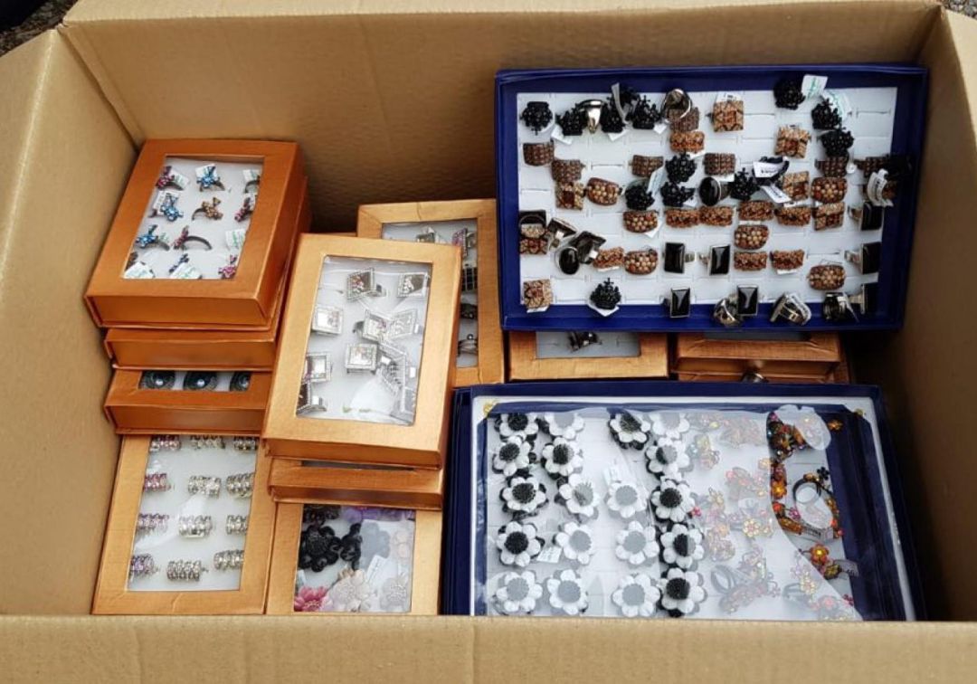 Incautan en el Rastro 51 cajas de bisutería presuntamente falsificada