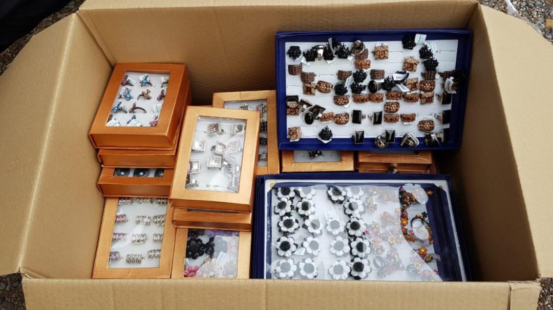 Incautan en el Rastro 51 cajas de bisutería presuntamente falsificada