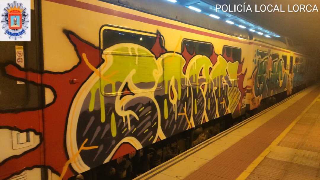 Identifican a cuatro jóvenes por realizar pintadas en el Cercanías en Sutullena