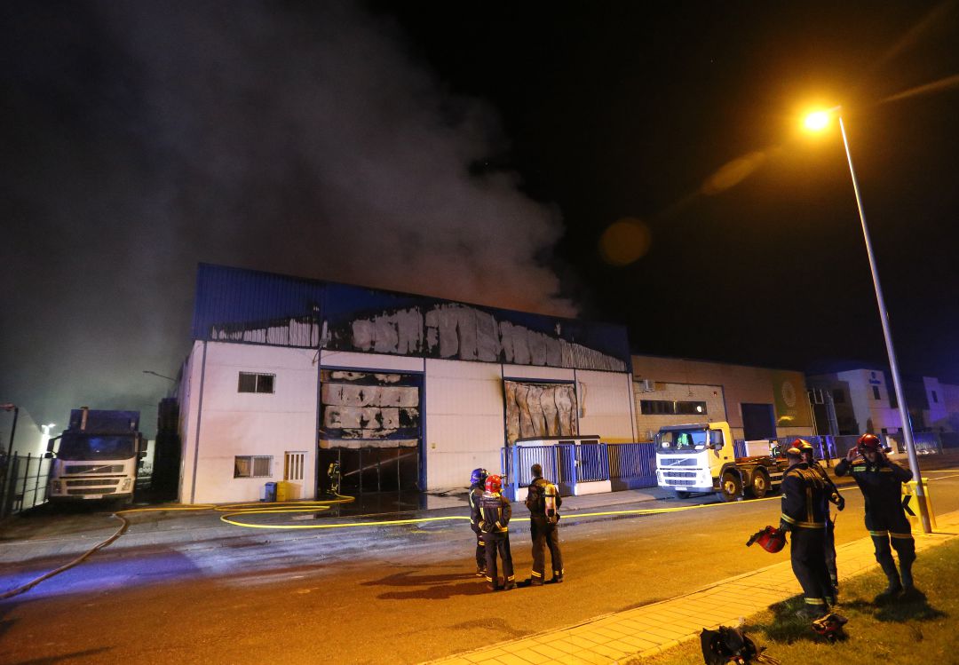 Dotaciones del parque de bomberos de Palencia ayudadas por bomberos de Venta de Baños y de Frómista han intervenido en el aparatoso incendio de una nave de residuos perteneciente al grupo Siro en la polígono industrial de Venta de Baños
Dotaciones del parque de bomberos de Palencia ayudadas por bomberos de Venta de Baños y de Frómista han intervenido en el aparatoso incendio de una nave de residuos perteneciente al grupo Siro en la polígono industrial de Venta de Baños