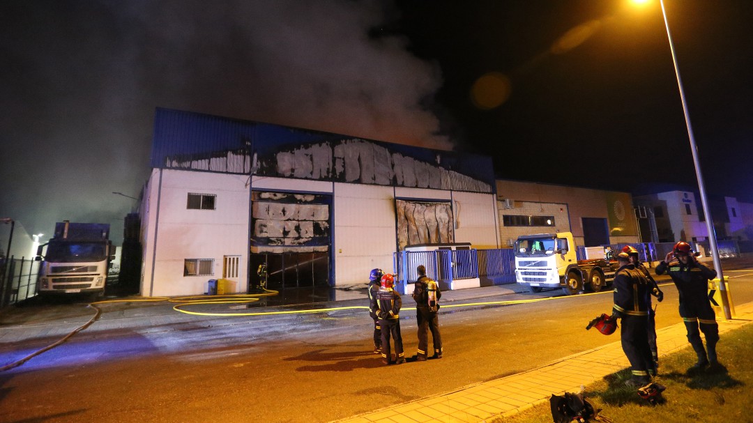Un incendio destruye el almacén de residuos de Siro en Venta de Baños