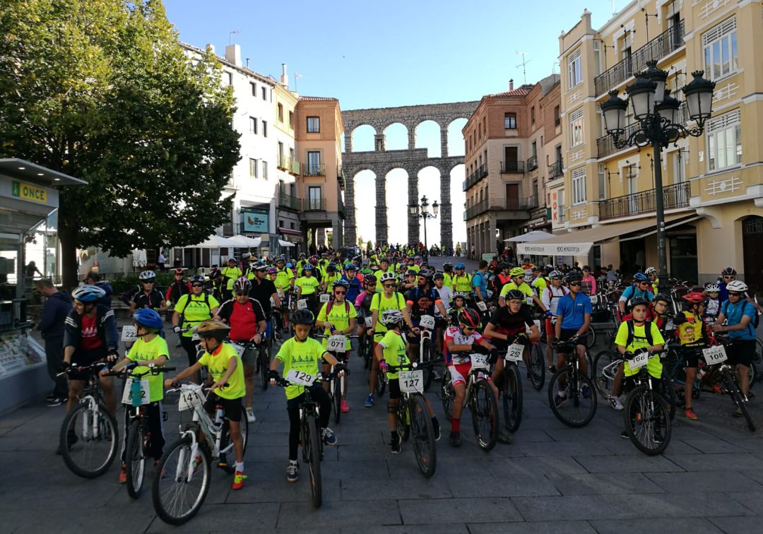 Mas de 300 ciclistas participan en el "Día de la bicicleta" de Radio Segovia