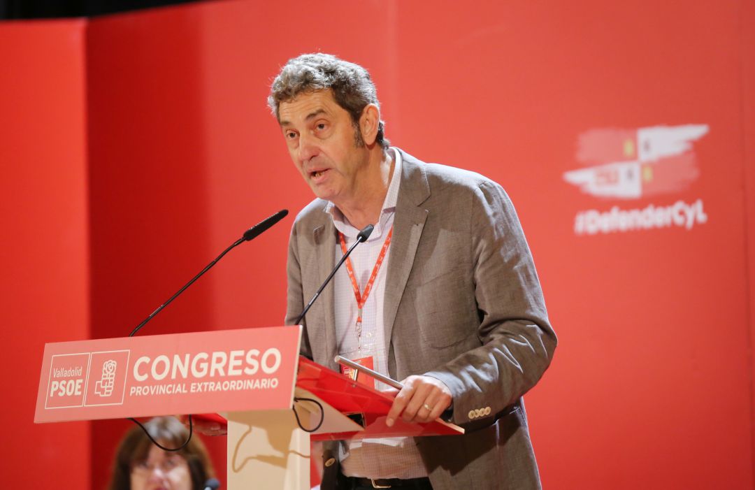 Manuel Escarda (C), tras ser elegido nuevo secretario provincial del PSOE de Valladolid Manuel Escarda (C), tras ser elegido nuevo secretario provincial del PSOE de Valladolid